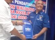 Zainuddin Purba daftar ke Demokrat sebagai bakal calon wali kota dan menyampaikan tekadnya untuk bersihkan narkoba. (Waspada/Ria Hamdani)
