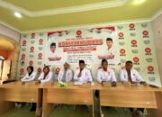Ketua DPD PKS Kota Tebingtinggi, H Muheri, SH berfoto bersama petinggi PKS seusai konfrensi pers persiapan pembukaan pendaftaran balon Wali Kota dan Wakil Wali Kota Tebingtinggi periode 2024-2029. Waspada/Kristian Brahmana