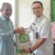 Plt. Sekdako Padangsidimpuan Roni Gunawan Rambe menyerahkan bantuan pangan cadangan beras sebanyak 10 kg kepada salah satu KPM di gedung Adam Malik, Jl.Sema Lion Kosong, Padangsidimpuan Rabu (24/4).Waspada/ist.