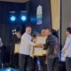 Inspektur Kabupaten Aceh Tenggara Abd. Kariman. S. Pd. MM saat menerima penghargaan di Hermes Palace Hotel Banda Aceh, Rabu (24/4).Waspada/Ist
