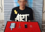 Tersangka ARS saat diamankan bersama barang bukti sabu di Mapolres Langsa, Kamis (25/4). Waspada/dede