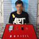 Tersangka ARS saat diamankan bersama barang bukti sabu di Mapolres Langsa, Kamis (25/4). Waspada/dede