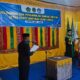 Ketua YDBU, H Faisal Hasan, saat melantik dan mengambil sumpah jabatan, Nurhidayati, S.Sos, MPH sebagai Ketua Stikes Bustanul Ulum Langsa, untuk periode 2024-2028, di Aula kampus setempat, Kamis (25/4). Waspada/Rapian.