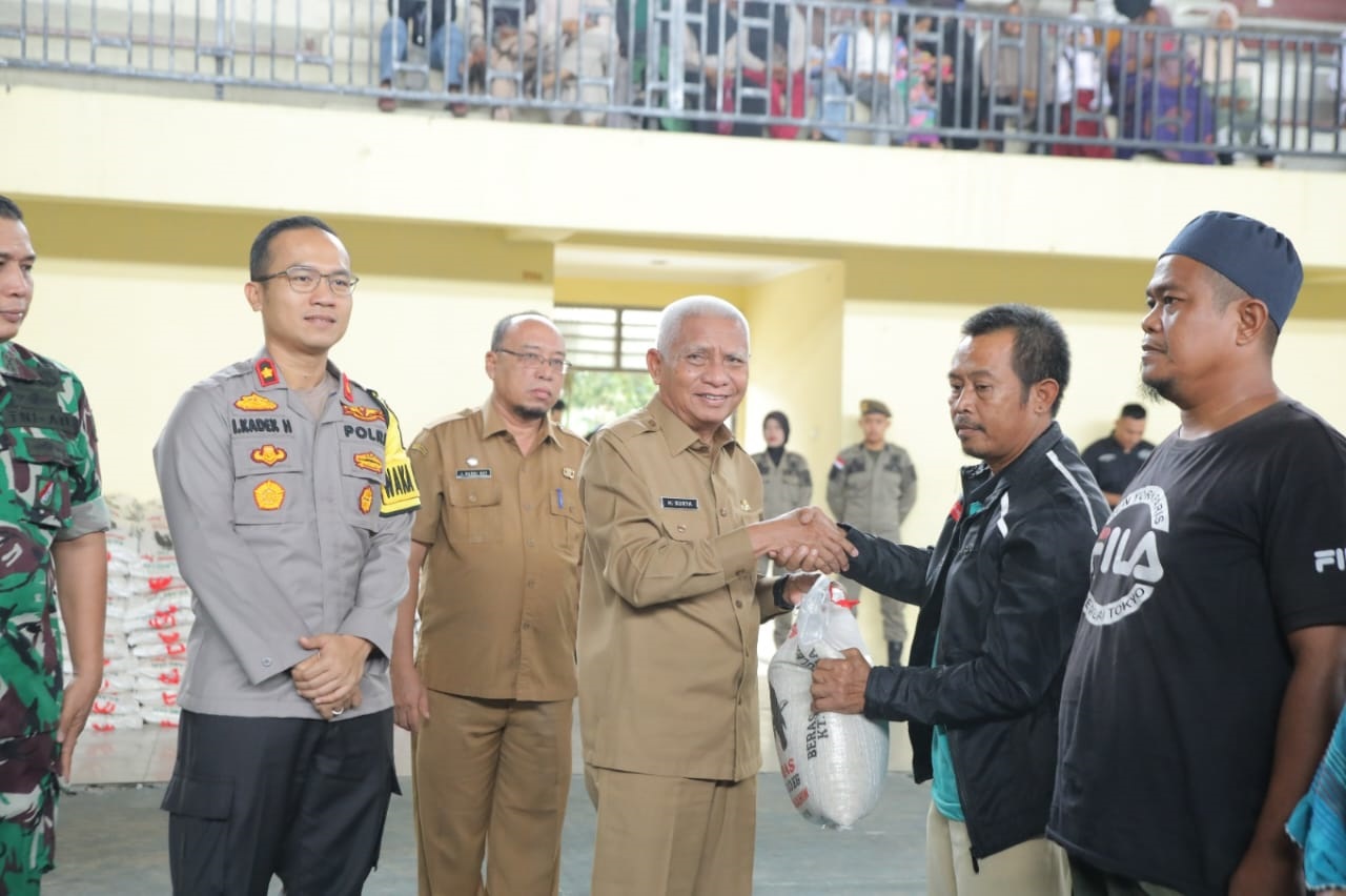Bupati Asahan Surya BS.c memberikan bantuan secara simbolis seribu karung beras kepada seribu kaum dhuafa di Kecamatan Kota Kisaran Barat dan Timur. Waspada/Ist