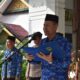 Asisten Perekonomian dan Pembangunan Pemko Langsa, Ali Musafah, SE, saat memimpin upacara peringatan Hari Otonomi Daerah XXVIII, di halaman Pendopo Wali Kota Langsa, Kamis (25/4). Waspada/Rapian