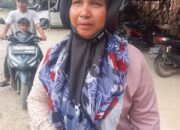 NUHAZIZAH mendatangi Polsek Besitang untuk meminta bantuan melacak keberadaan sang suami. Waspada/Asrirrais