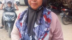 NUHAZIZAH mendatangi Polsek Besitang untuk meminta bantuan melacak keberadaan sang suami. Waspada/Asrirrais