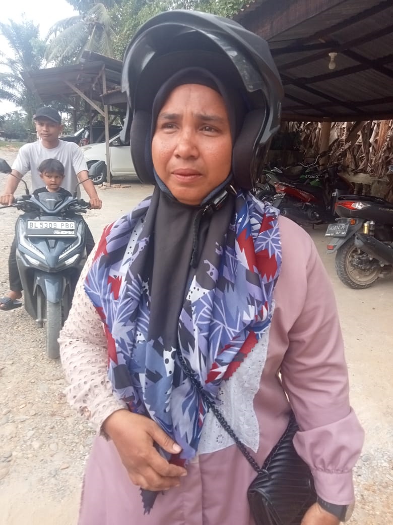 NUHAZIZAH mendatangi Polsek Besitang untuk meminta bantuan melacak keberadaan sang suami. Waspada/Asrirrais