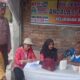 Bhabinkamtibmas Kel. Bantan Polsek Siantar Barat Polres Pematangsiantar Aipda RP. Damanik mendampingi Nakes Puskesmas Singosari saat cek kesehatan warga di Jl. Kartini Gg. Andalas, Kel. Bantan, Kec. Siantar Barat, Kamis (25/4).(Waspada-Ist).