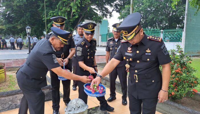 Peringati HBP Ke-60, Lapas Labuhan Ruku Ziarah Makam Pahlawan