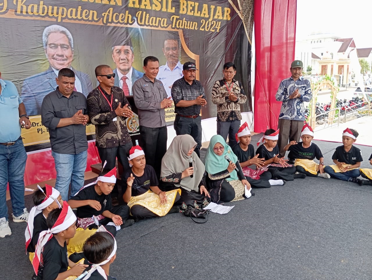 Sejumlah murid SD menampilkan kesenian Didong, serta menerima saweran Kepala Dinas Pendidikan dan Kebudayaan Aceh Utara Jamaluddin, MPd bersama pengunjung Lokakarya ke-7 Festival Panen Karya Guru Penggerak, Kamis (25/4). Waspada/Zainal Abidin