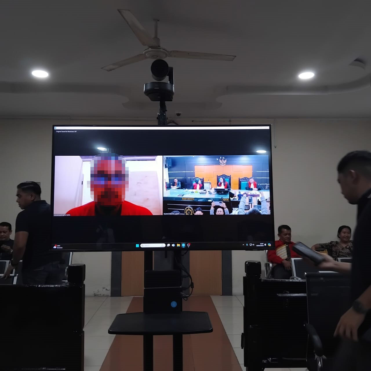 Terdakwa PH hadir sidang di PN KIsaran dengan via Zoom, dalam sidang lanjutan dugaan penyebaran info hoax dalam perkara informasi dan Transaksi Elektronik. Waspada/Sapriadi