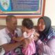 SUAMI menyerahkan sang anak ke pangkuan isterinya. Waspada/Asrirrais