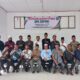 Camat Peureulak Timur, Thaharuddin (duduk tengah) berfoto dengan pengurus DPK Peureulak Timur dan DPD BKPRMI Aceh Timur usai Musyawarah Kecamatan Istimewa di Peureulak Timur, Kamis (25/4). Waspada/H. Muhammad Ishak