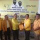 Radiapoh Hasiholan Sinaga menyerahkan berkas pendaftaran kepada Ketua Tim Penjaringan bakal calon Bupati/Wakil Bupati Simalungun di kantor DPD Partai Golkar Simalungun, Jalan Asahan Km.4 Kecamatan Siantar, Kamis (25/4).(Waspada/Hasuna Damanik).