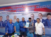 Amir Hamzah daftar bakal calon wali kota ke PAN Binjai dan diterima Ketua Tim Pilkada PAN Ardiansyah Putra. (Waspada/Ria Hamdani)