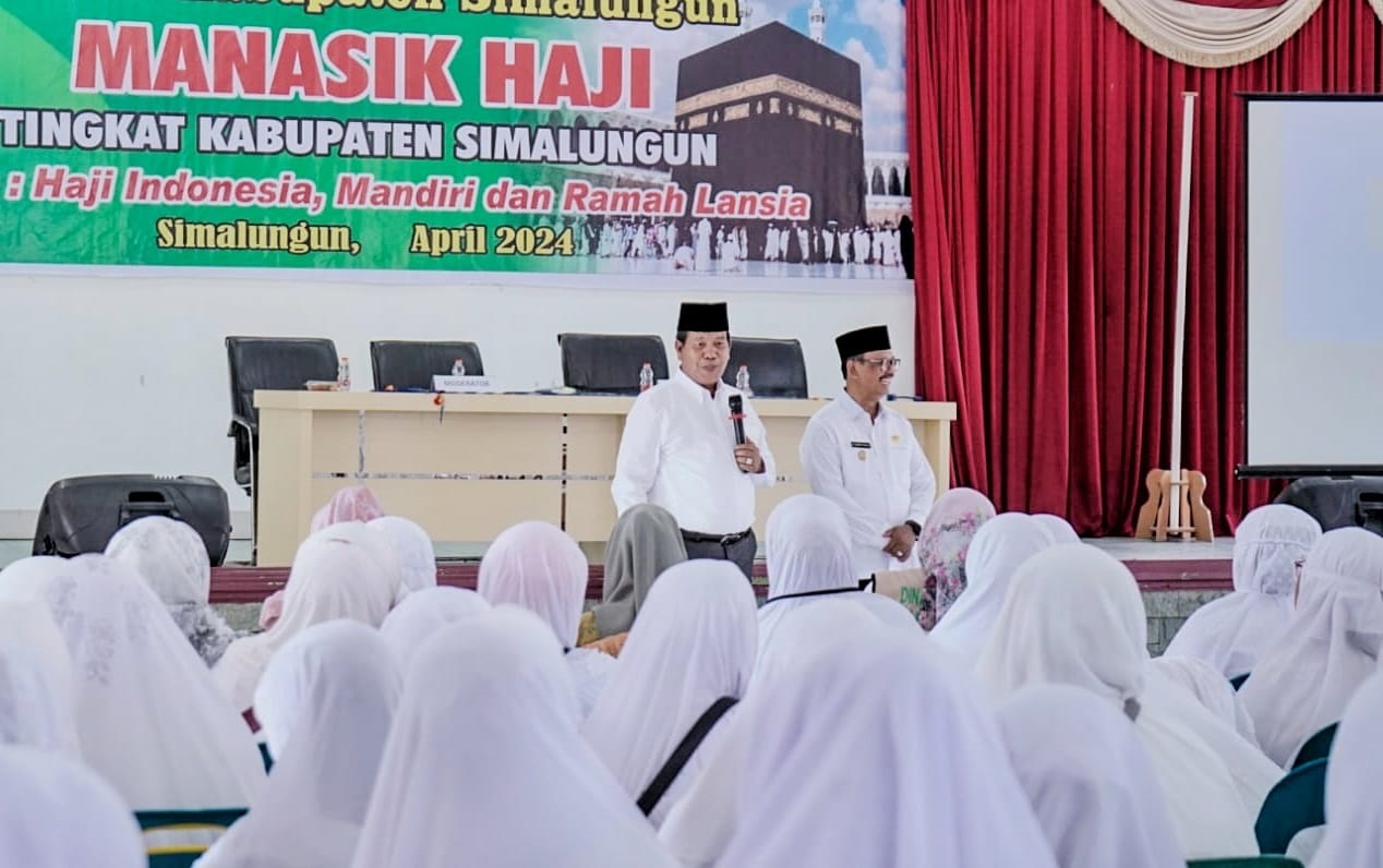 Bupati dan Wabup Simalungun, Radiapoh H Sinaga dan H.Zonny Waldi terlihat kompak saat menghadiri acara manasik haji di gedung MUI Simalungun, Kamis (25/4).(Waspada/ist).