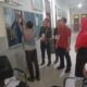 Panitia Seleksi Penjaringan dan Penyaringan Calon Anggota Panwaslih Agara saat menempelkan surat pengumuman hasil ujian tulis di dinding informasi Sekretariat DPRK Agara. Waspada/Seh Muhammad Amin