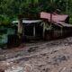 Satu rumah dari lima rumah warga Tangse, Pidie, Aceh rusak tertimbun material tanah longsor, Jumat (26/4) Waspada/Muhammad Riza