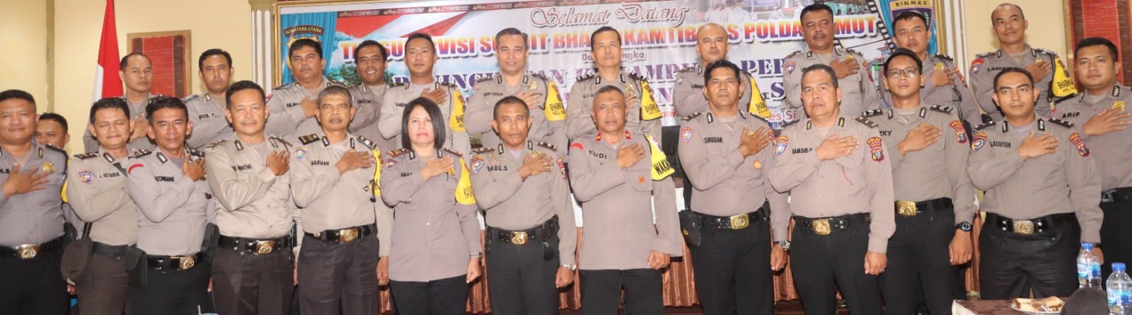 Para Bhabinkamtibmas Polres Pematangsiantar dan Simalungun serta lainnya pose bersama dengan Tim Supervisi Ditbinmas Poldasu di aula Widya Satya Brata Mapolres Pematangsiantar, Jl. Jend. Sudirman, Kamis (25/4) sore.(Waspada-Ist).