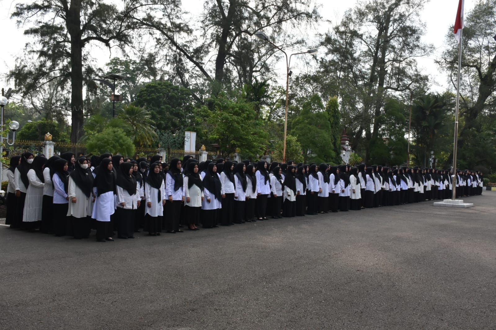 Sebanyak 549 PPPK Langsa saat menerima SK pengangkatan dan pengambilan sumpah jabatan, di Halaman Pendopo Wali Kota Langsa, Jumat (26/4). Waspada/Rapian