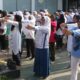 Wali Kota Pematangsiantar Susanti Dewayani (tiga kanan depan) senam sehat/kebugaran dengan jamaah calon haji di lapangan parkir pariwisata, Jl. Merdeka, Minggu (28/4).(Waspada-Ist).