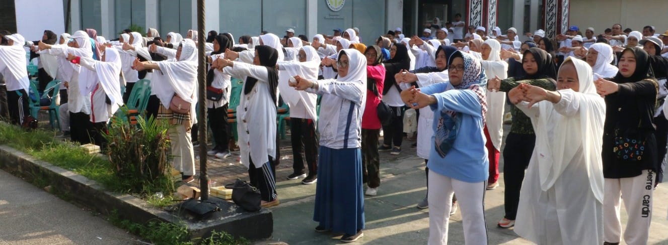 Wali Kota Pematangsiantar Susanti Dewayani (tiga kanan depan) senam sehat/kebugaran dengan jamaah calon haji di lapangan parkir pariwisata, Jl. Merdeka, Minggu (28/4).(Waspada-Ist).