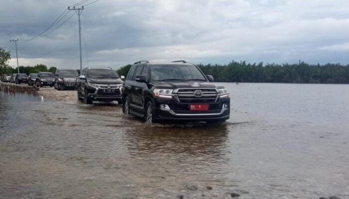 Jajal Jalan Kilangan-Kuala Baru, Mobil Rombongan Pj Gubernur Kandas