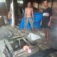 LANTAI rumah yang ditempati kedua abang beradik ini sudah patah akibat lapuk. Waspada/Asrirrais