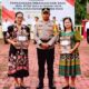 Kapolres Nias, AKBP Revi Nurvelani memberikan penghargaan kepada dua tokoh perempuan dan sejumlah personel berprestasi, Senin.(29/4). Waspada/Ist