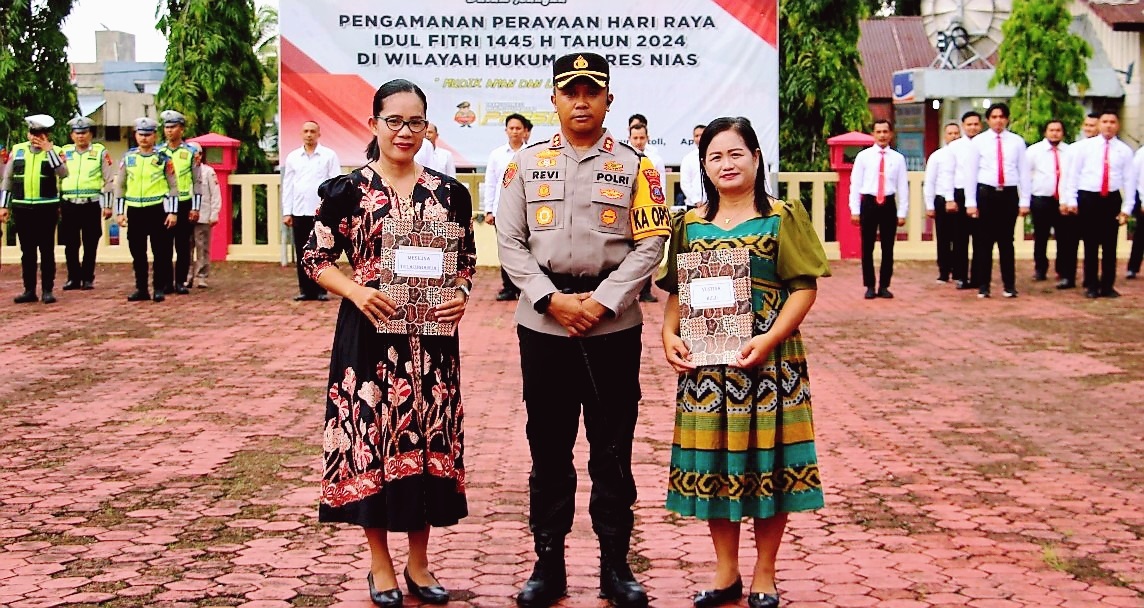 Kapolres Nias, AKBP Revi Nurvelani memberikan penghargaan kepada dua tokoh perempuan dan sejumlah personel berprestasi, Senin.(29/4). Waspada/Ist