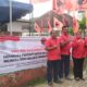 Ketua DPC PDI-P Padangsidimpuan Taty Aryani Tambunan SH (tengah) foto bersama dengan Tim Penjaringan Balon Walikota dan Wakil Walikota di depan kantor DPC PDI-P, Jl.Kenaga, Padangsidimpuan, Senin (22/4). Waspada/Mohot Lubis.