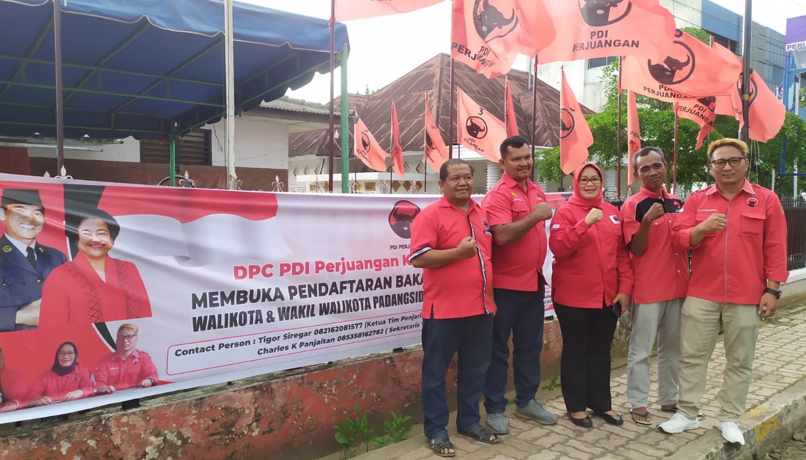 Ketua DPC PDI-P Padangsidimpuan Taty Aryani Tambunan SH (tengah) foto bersama dengan Tim Penjaringan Balon Walikota dan Wakil Walikota di depan kantor DPC PDI-P, Jl.Kenaga, Padangsidimpuan, Senin (22/4). Waspada/Mohot Lubis.