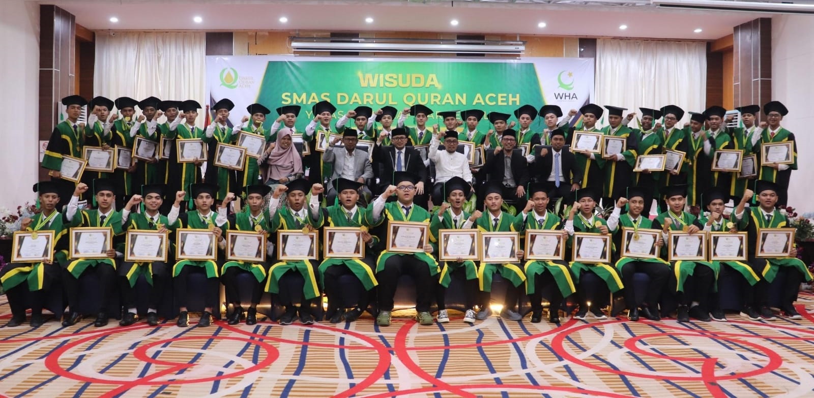 Dayah Darul Quran Aceh Wisuda 42 Santri Tingkat SMA di Aula Hotel Grand Permata Hati Blang Oi, Banda Aceh, Senin (29/04/24).(Waspada/T.Mansursyah)