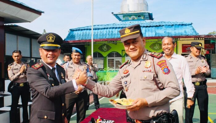 Kapolsek Beri Kue HBP Ke-60 Kepada Lapas Siborongborong