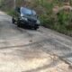 Kenderaan yang melintas, terpaksa memilih jalan dan menghindari jalan turun dan amblas di ruas jalan Simpang Simpil Kraft - Bintang menuju Takengon yang kondisinya semakin memperihatinkan. (Waspada/Ali Amran)