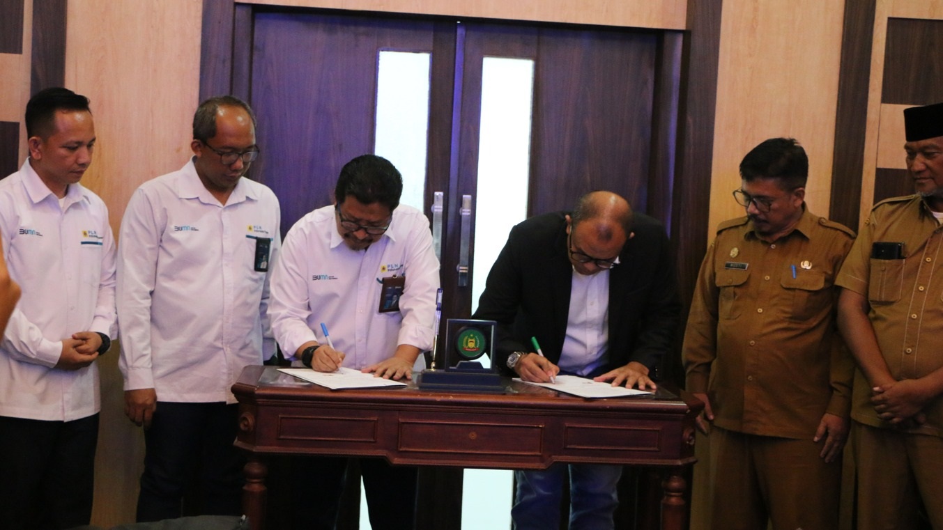 FAISAL Hasrimy dan Usvizal tandatangani MoU pemanfaatan FABA. Waspada/Ist
