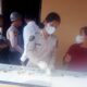 Para personel Polres Simalungun saat mengikuti kegiatan tes urine di Unit Kesehatan Polres Simalungun, Senin (29/4).(Waspada/ist).
