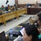Sekda Junaedi Antonius Sitanggang (kiri depan) mewakili Wali Kota Pematangsiantar Susanti Dewayani memimpin rapat persiapan produksi film Siantar Hotel Berdarah di ruang rapat mini BP3D Pemko, Jl. Merdeka, Senin (29/4).(Waspada-Ist).