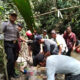 Personel Polsek Dolok Panribuan dibantu masyarakat saat mengevakuasi jenazah Harapan Gultom dari alur sungai Aekpogos, Senin (29/4).(Waspada/ist).
