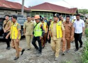 Bupati Simalungun Radipoh H Sinaga bersama Kadis PU Hotbinson Damanik saat meninjau pembangunan jalan di Kec. Dolok Silau, Senin (29/4).(Waspada/ist).