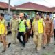 Bupati Simalungun Radipoh H Sinaga bersama Kadis PU Hotbinson Damanik saat meninjau pembangunan jalan di Kec. Dolok Silau, Senin (29/4).(Waspada/ist).