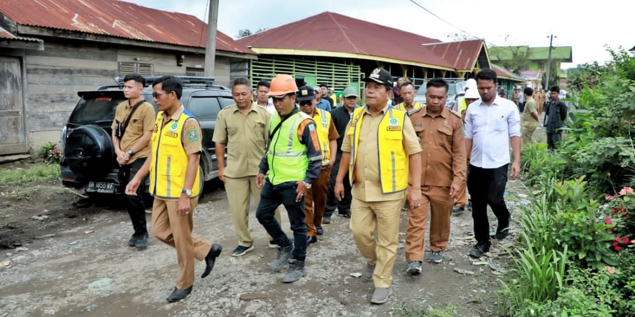 Bupati Simalungun Radipoh H Sinaga bersama Kadis PU Hotbinson Damanik saat meninjau pembangunan jalan di Kec. Dolok Silau, Senin (29/4).(Waspada/ist).