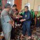 Ketua ICMI Aceh Dr.Taqwaddin sedang menyerahkan bantuan paket kepada anak yatim dan kaum dhuafa di Sekretariat ICMI Kompleks Bapperis Banda Aceh, Selasa (02/04/24) sore. (Waspada/T.Mansursyah)