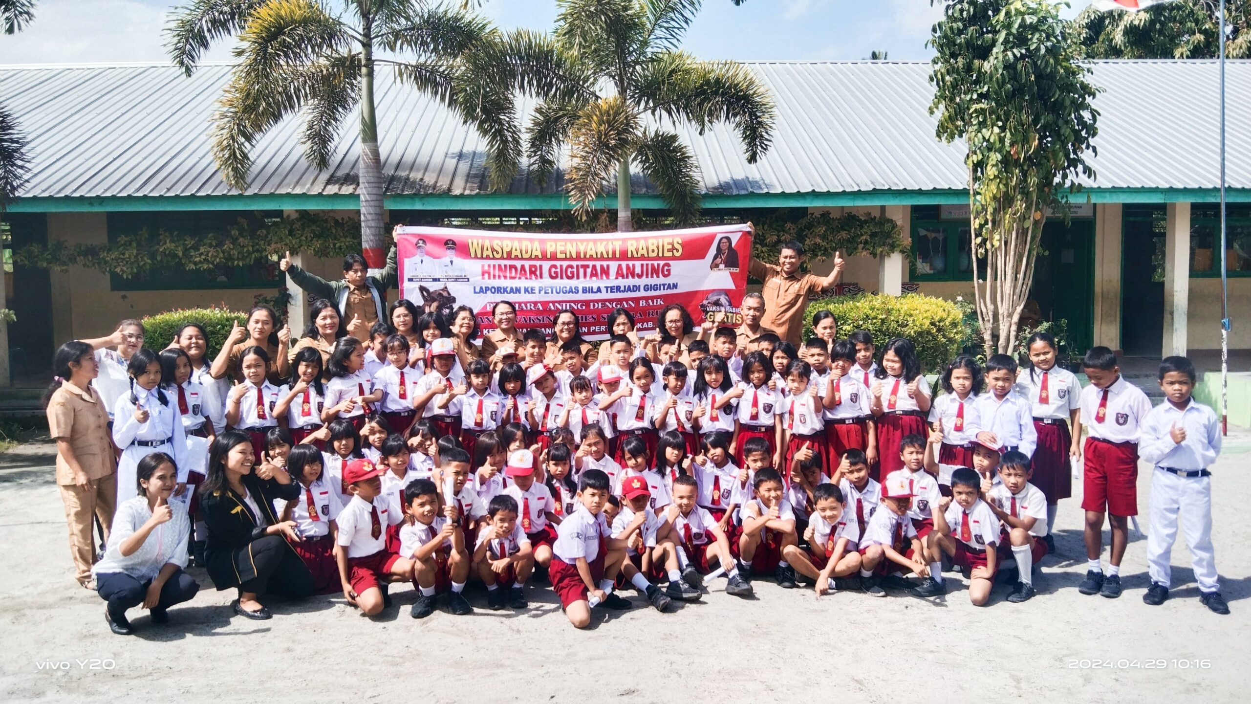 SETELAH sosialisasi, Dinas Ketapang dan Pertanian Samosir foto bersama dengan siswa-siswi di SDN 28 Parlondut, Kec. Pangururan. Waspada/ist.
