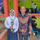 Kepala SMP Negeri 1 Binjai Sofyan foto bersama anak didiknya yang meraih juara satu cabang lomba gambar ilustrasi di FLS2N tingkat SMP sederajat Se-Kota Binjai. (Waspada/ist)