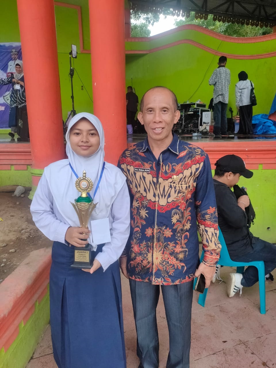 Kepala SMP Negeri 1 Binjai Sofyan foto bersama anak didiknya yang meraih juara satu cabang lomba gambar ilustrasi di FLS2N tingkat SMP sederajat Se-Kota Binjai. (Waspada/ist)