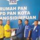 Tim Irsan Efendi Nasution terima formulir pendaftaran dari Tim Penjaringan yang disertai Ketua PAN Padangsidimpuan Erwin Nasution (empat dari kanan). (Waspada/Sukri Falah Harahap)