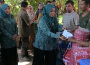 Pj Ketua TP PKK Aceh Bantu Korban Kebakaran Meunasah Manyang