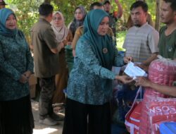 Pj Ketua TP PKK Aceh Bantu Korban Kebakaran Meunasah Manyang